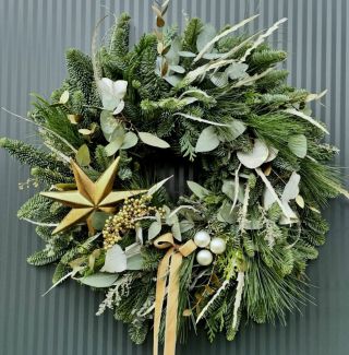 Vánoční ⭐️ #atelierpavilon #venec #vanocnivenec #kvetinysuchaloz #wreath #venecnadvere