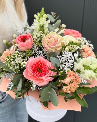 Velký květinový box k narozeninám 🌸 #kvetinovybox #atelierpavilon #kvetinysuchaloz #narozeniny #flowerbox #kvetinarstvi...